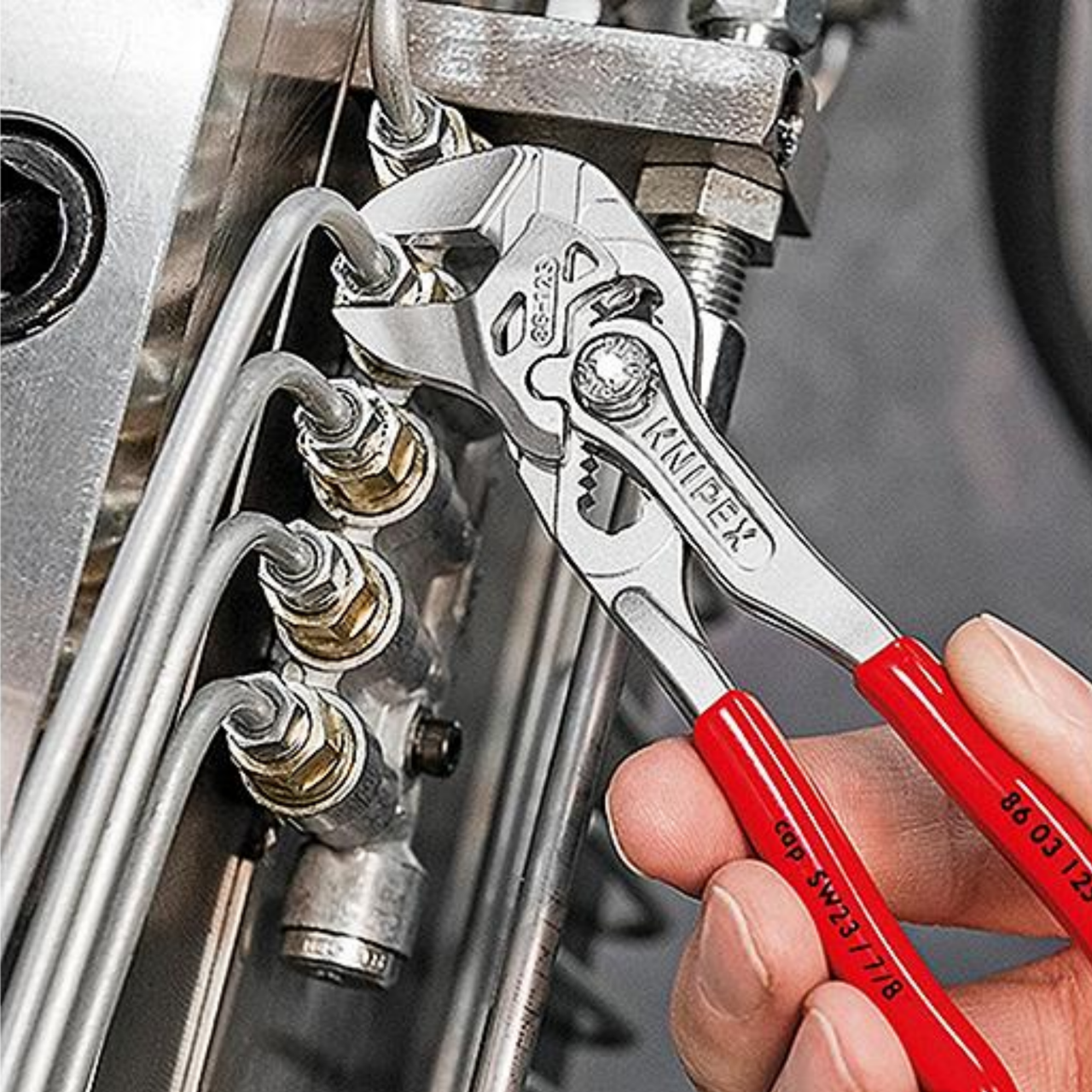 Pince Knipex clés en cours d’utilisation