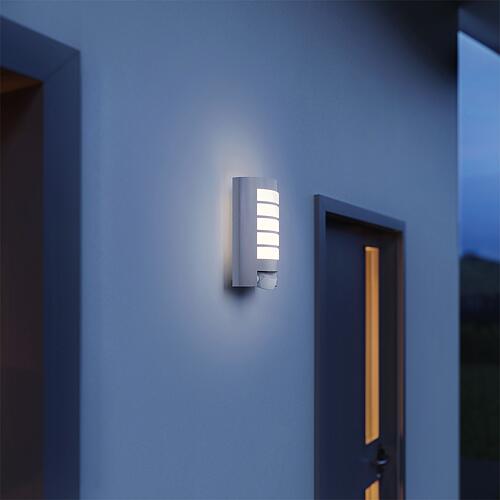 External wall light L 12 S with motion detector Anwendung 1