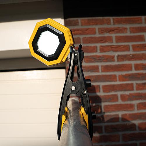 LED cordless work light, with scaffold clamp Anwendung 4