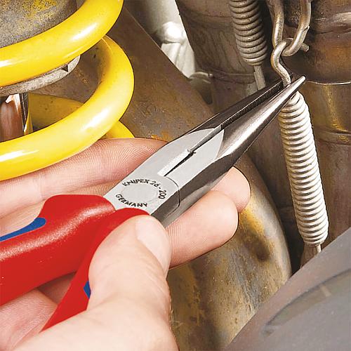 Needle nose pliers with cutting edge Anwendung 1