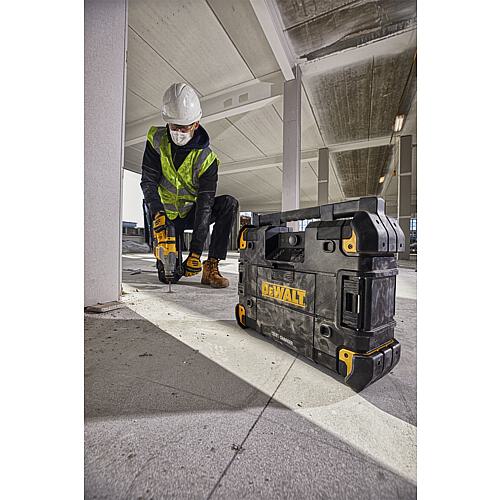 DeWALT® DWST1-81078 cordless and mains radio with charging function Anwendung 3