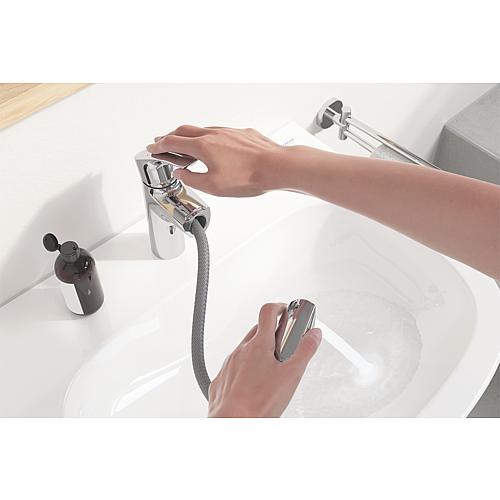 Washbasin mixer Eurosmart M-size, with pull-out hand-held shower Anwendung 3